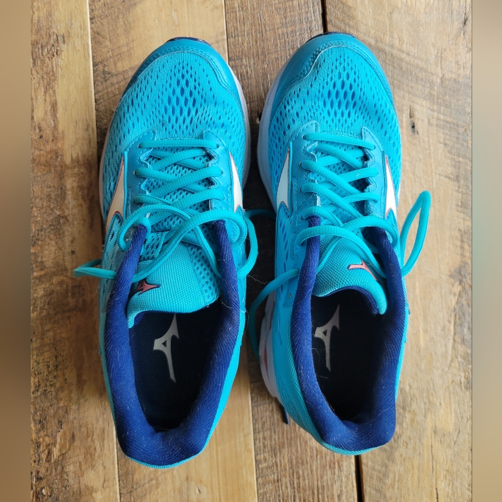 Mizuno wave rider 22